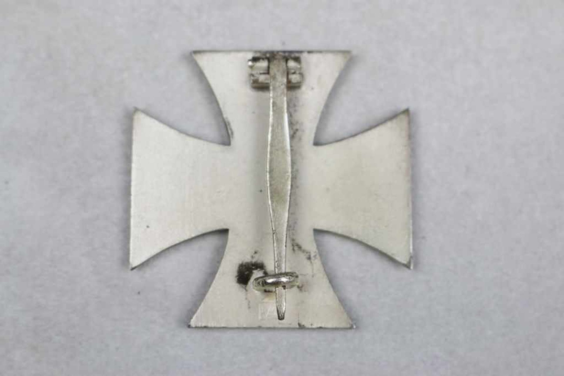 Eisernes Kreuz 1939 1. Klasse im Etui, Hersteller Wilhelm Deumer. geschwärzter Eisenkern, rückseitig - Image 4 of 5