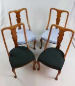 Vier Stühle, Obstholz, Sitzhöhe ca. 40 cm. Zwei Polsterungen erneuert, zwei Sitzflächen ohne