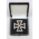 Eisernes Kreuz 1939 1. Klasse im Etui, Hersteller Wilhelm Deumer. geschwärzter Eisenkern, rückseitig