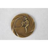 Wehrmachts Sportwettkämpfe Paris 1943. Art Deco Bronze-Medaille. Avers sitzender Sportler, Gravur: