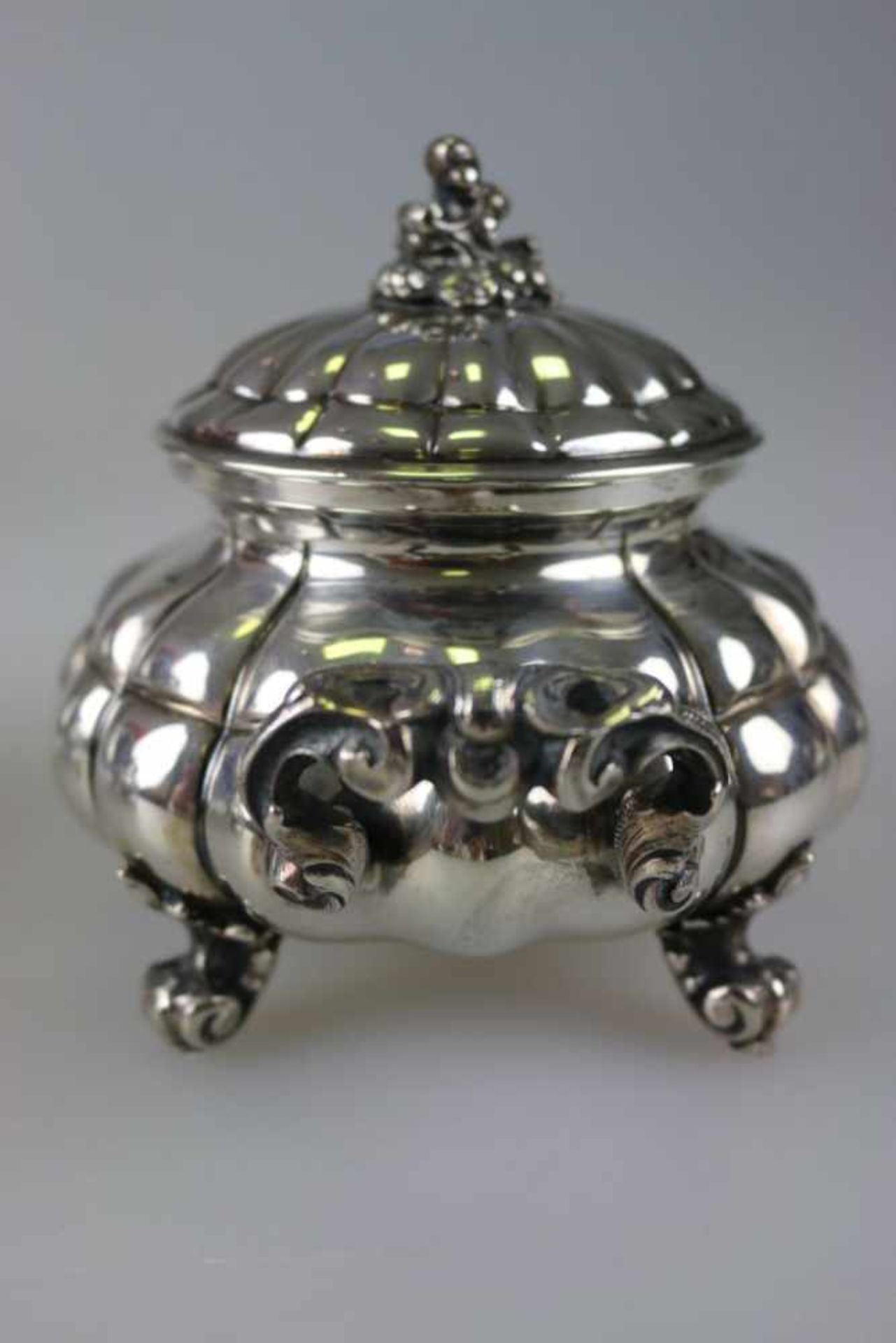 Kernstück, Silber 800 gemarkt, bestehend aus: Teekanne, Kaffeekanne, Sahnegiesser und Zuckerdose. - Bild 4 aus 5