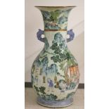 China, Balustervase, Porzellan, Reliefmalerei polychrom (Emaille), 19. Jh.. Partiell sehr feine