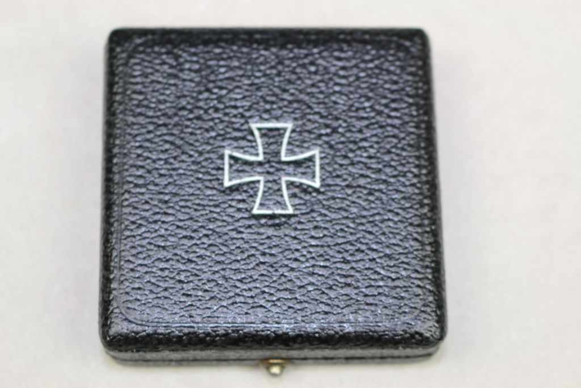 Eisernes Kreuz 1939 1. Klasse im Etui, Hersteller Wilhelm Deumer. geschwärzter Eisenkern, rückseitig - Image 5 of 5