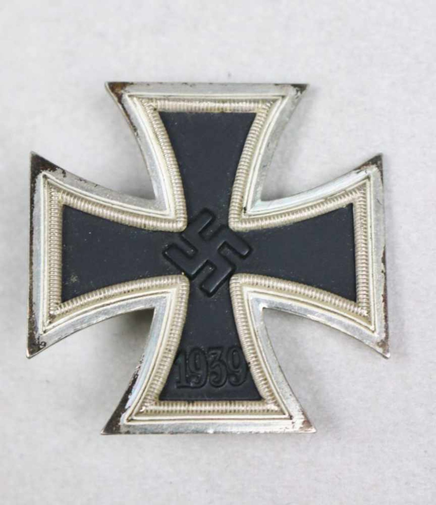 Eisernes Kreuz 1939 1. Klasse im Etui, Hersteller Wilhelm Deumer. geschwärzter Eisenkern, rückseitig - Image 3 of 5