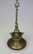 Hindu Tempellampe mit Kette, Messing, alle Teile original, Ende 19 Jh. Höhe: ca. 25 cm ohne Kette.