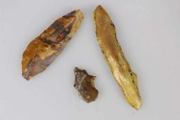 3 Teile, Schaber, Klinge aus Feuerstein, Microlithen des Capsien. Ca. 13500 - 7500 v. Chr. Fundort