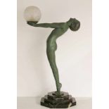 Max LE VERRIER (1891 Neuilly-sur-Seine - 1973 Paris). Figuren-Tischlampe "Clarte". Weißguss, grün