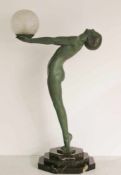 Max LE VERRIER (1891 Neuilly-sur-Seine - 1973 Paris). Figuren-Tischlampe "Clarte". Weißguss, grün