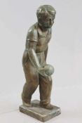 Kegler-Bronze, 20. Jh., Hohlguss, ohne Stempelung. Darstellung eines Jungen, eine Kugel haltend.