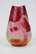 Émile GALLÉ , kleine Vase mit Blattdekor um 1910. Farbloses Schichtglas, opakweiss eingepudert,