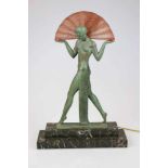 Raymonde GUERBE (1894-1995), Pierre La Faguays, Figurale Artdeco Tischlampe mit Fächer, um 1930.