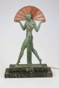 Raymonde GUERBE (1894-1995), Pierre La Faguays, Figurale Artdeco Tischlampe mit Fächer, um 1930.