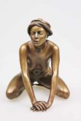 Arno BREKER (1900 Elberfeld -1991 Düsseldorf), knieendes Mädchen, Bronze patiniert, Entwurf: 1979,