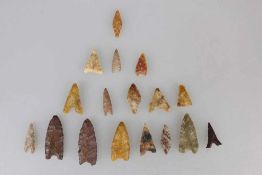 18 Pfeilspitzen, Feuerstein, Neolithikum, ca. 10.000 v. Chr.. Fundort: südliche Sahara, Niger,