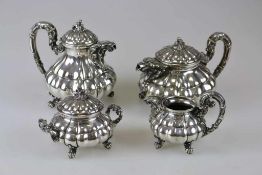 Kernstück, Silber 800 gemarkt, bestehend aus: Teekanne, Kaffeekanne, Sahnegiesser und Zuckerdose.