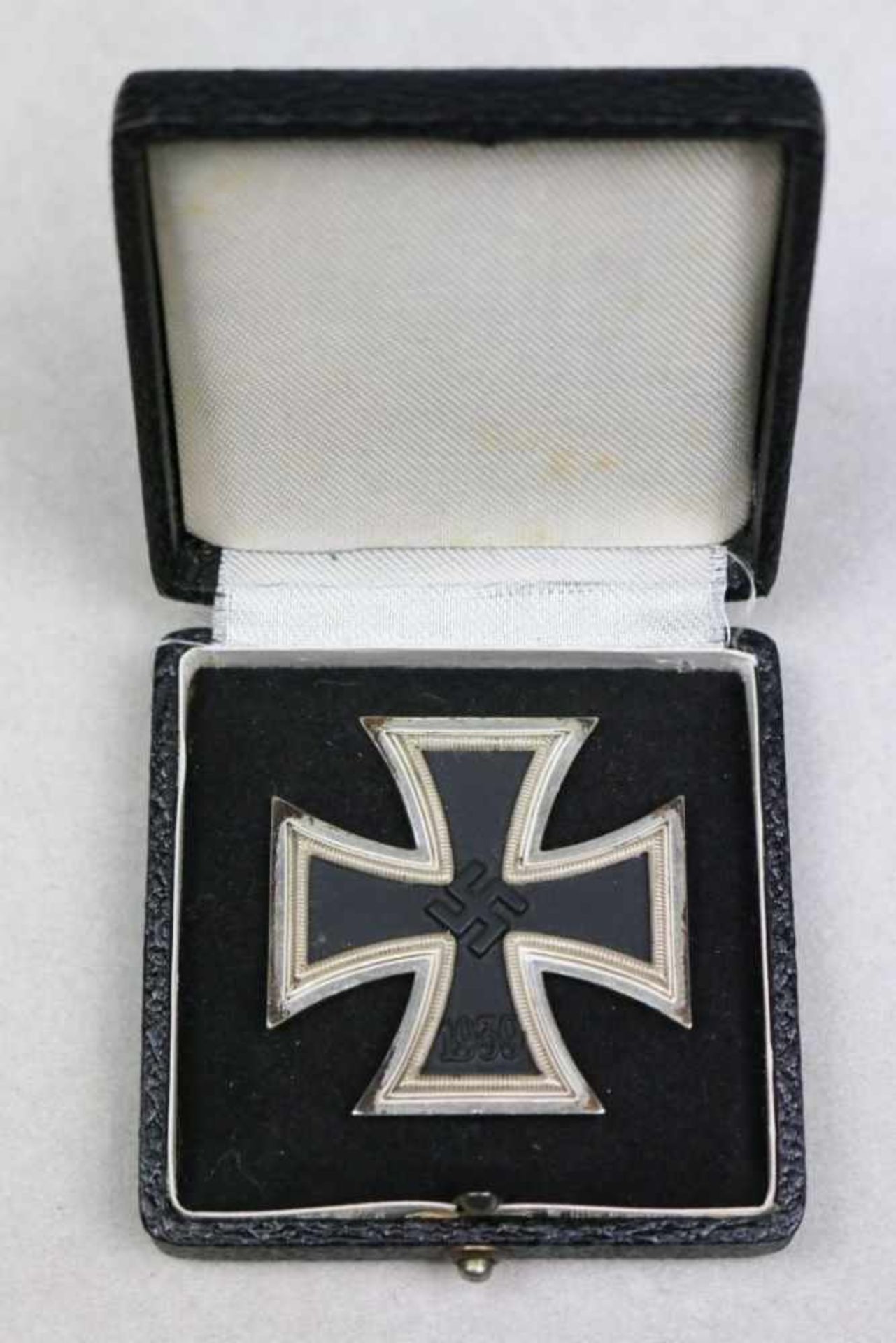 Eisernes Kreuz 1939 1. Klasse im Etui, Hersteller Wilhelm Deumer. geschwärzter Eisenkern, rückseitig - Image 2 of 5