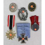 Konvolut Auszeichnungen 3. Reich, Eisernes Kreuz 2. Klasse in kleiner blauen Verleihungstüte "