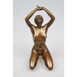 Arno BREKER (1900 Elberfeld -1991 Düsseldorf), Verliebtes Mädchen, Bronze patiniert, Höhe: 29 cm.