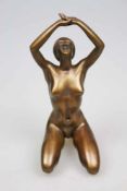 Arno BREKER (1900 Elberfeld -1991 Düsseldorf), Verliebtes Mädchen, Bronze patiniert, Höhe: 29 cm.