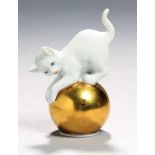 Porzellan-Tierplastik, "Katze auf Kugel", Rosenthal, Kunstabteilung Bahnhof-Selb, 50er Jahre, Entw.: