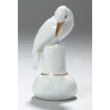 Art Déco Porzellan-Tierplastik, "Vogel", Hertwig & Co., Katzhütte, auf gedrücktem Kugelstand mit