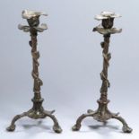 Ein Paar Bronze-Tafelleuchter, 1-flg., Frankreich, um 1900, über 3-füßigem Aststand mit Blattfüßen