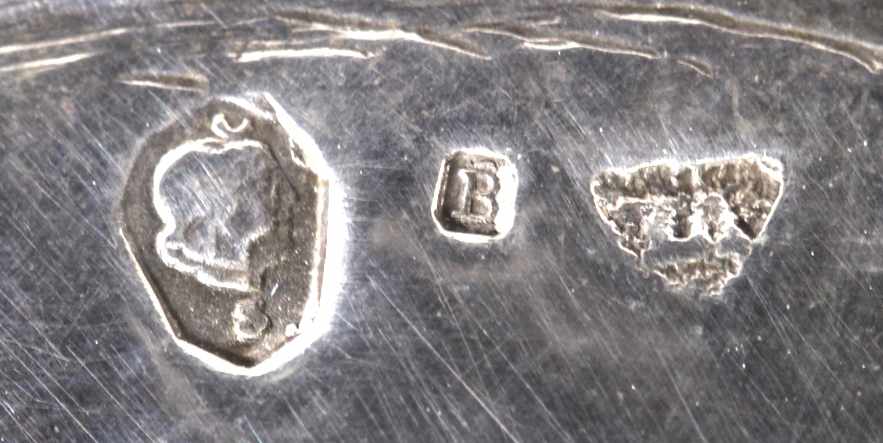 Anbieteschale, Böhmen oder Ungarn, Mitte 19. Jh., Silber 750, ovale Form auf 4 Kugelfüßen, - Image 2 of 2