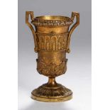 Messing-Vase, Frankreich, um 1820, aufgewölbter Rundstand mit Blattreliefdekor auf der Oberseite,