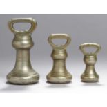 Drei Bronze-Glockengewichte, Herbert & Sons Ltd, West Smithfield, England, um 1900, Tragegriffe,