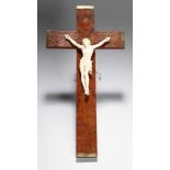 Elfenbein-Corpus Christi an Holzkreuz, Frankreich, um 1900, Wurzelholz furniertes Wandkreuz, an