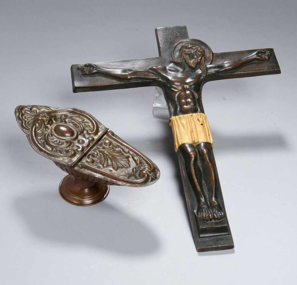 Bronze-Kreuz und Kupfer-Weihrauchschiffchen, Kreuz als Applike, um 1900-20, mit reliefplastischem