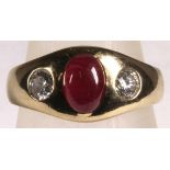 Bandring, GG 585, besetzt mit Rubin-Cabochon, ca. 1,50 ct., Farbe: dunkelrot, flankiert von 2