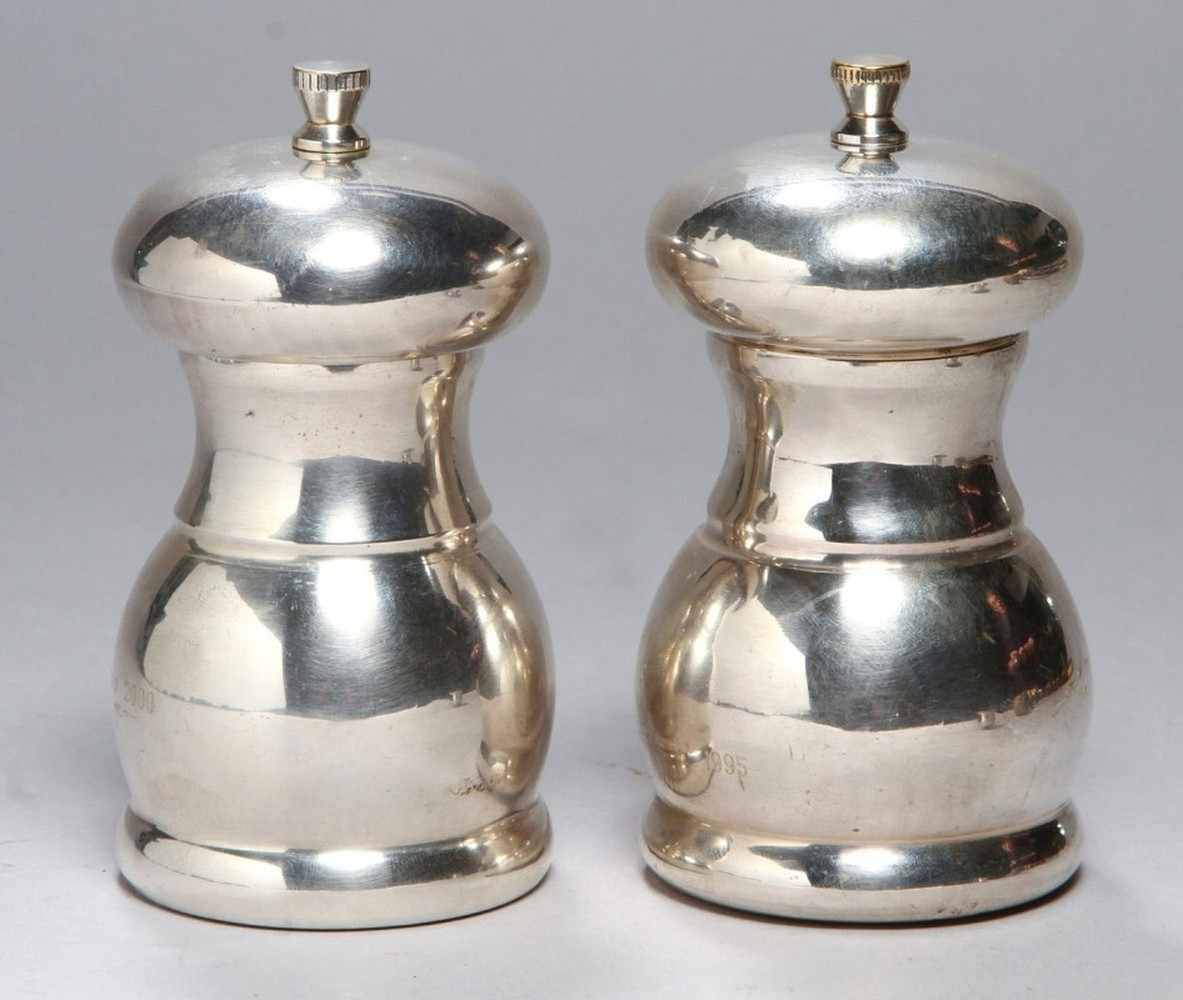 Ein Paar Gewürzmühlen, Italien, neuzeitlich, Silber 800, Schauseiten mit Beschriftung, H 12,5 cm