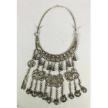 Braut-Schmuck, Miao, China, niedrig ligiertes Silber, Mittelteil reich verziert mit Figuren,