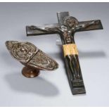Bronze-Kreuz und Kupfer-Weihrauchschiffchen, Kreuz als Applike, um 1900-20, mit reliefplastischem