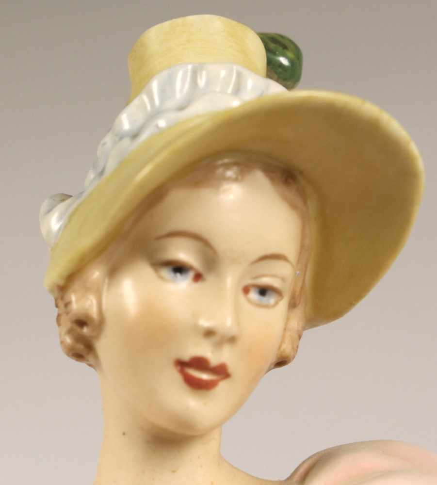 Porzellan-Figur, "Elegante Dame", Royal Dux, Böhmen, um 1915, Mod.nr.: 142, auf Rundsockel - Image 3 of 6