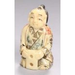 Elfenbein-Okimono, "Sitzender Mann", Japan, Meiji-Periode, vollplastische Darstellung eines Mannes