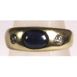 Bandring, GG 585, besetzt mit Safir-Cabochon, ca. 1,40 ct., Farbe: nachtblau, flankiert von 2