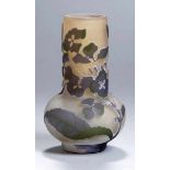 Glas-Ziervase, "Hortensia", Emile Gallé, Nancy, um 1904-06, über eingezogenem Rundstand kuglig