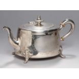 Teekanne, dt., um 1870, Silber 750, ovaler Korpus auf 4 geschweiften Füßen, ohrförmiger Henkel,