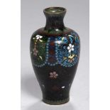 Cloisonné-Ziervase, Japan, Meiji-Periode, runder Stand, sich ovoid erweiternder Korpus mit