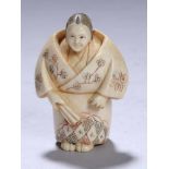 Elfenbein-Netsuke, "Dame", Japan, Meiji-Periode, vollplastische, stehende Darstellung einer Dame