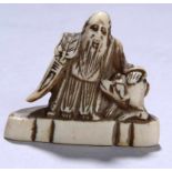 Elfenbein-Netsuke, "Mythologische Darstellung", Japan, Meiji-Periode, auf Sockelchen