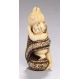 Elfenbein-Okimono bzw. Netsuke, "Schlange mit Mann", Japan, Meiji-Periode, vollplastische