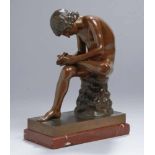 Bronze-Plastik, "Dornenzieher", anonymer Bildhauer um 1900, auf Rechteckplinthe auf Natursockel