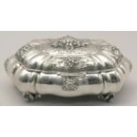 Schatulle, um 1930, Silber 800, ovale Form auf 4 Rocaillefüßen, gebuckelte Wandung, aufgewölbter,