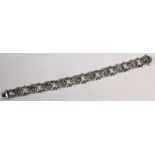 Armband, WG 750, Facon: Phantasie, besetzt mit Brillanten, zus. ca. 3,60 ct., weiß, si., L 18,5 cm