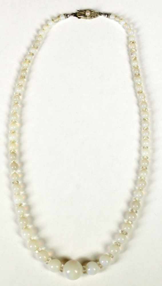 Opal-Halskette, im Verlauf gefädelt, D 4 - 12 mm, milchig schimmernd, Schließe GG 585, L 42 cm
