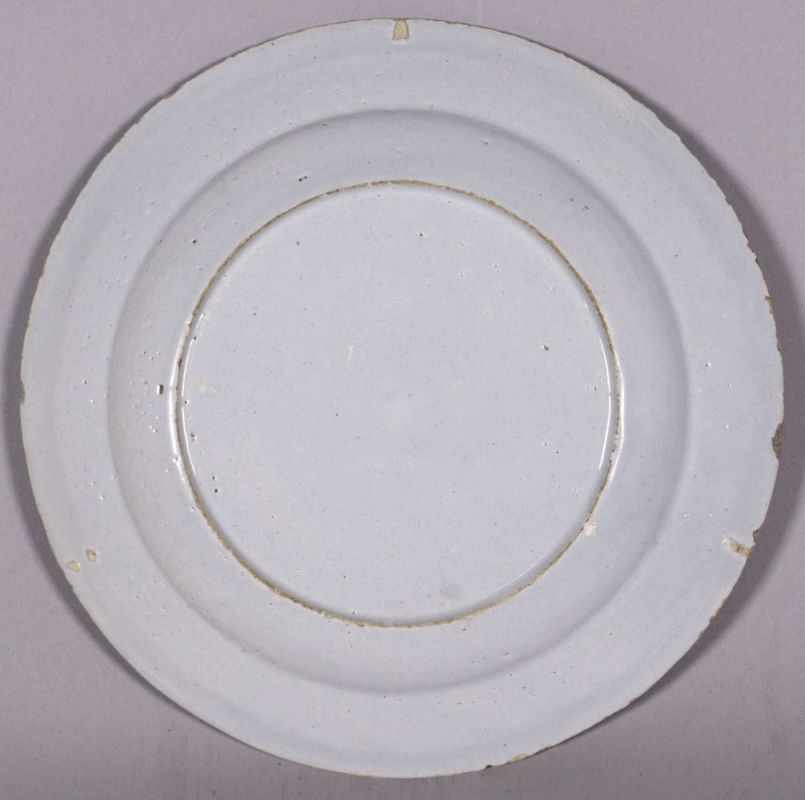 Fayence-Teller, wohl dt., 18. Jh., runde Form mit leicht gemuldet vertieftem Spiegel und schräg - Image 2 of 2