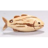 Elfenbein-Netsuke, "Fisch", Japan, Meiji-Periode, vollplastische, flache Darstellung eines